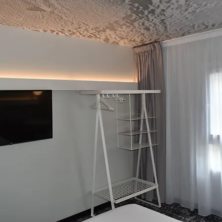 Ibis Centre Hotel 3*